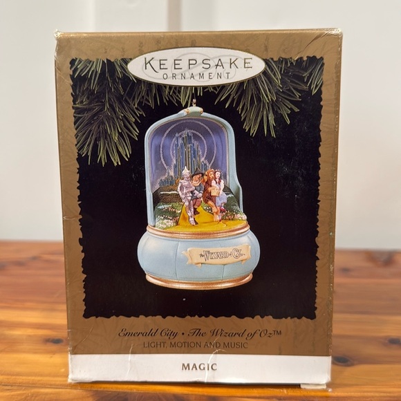 Vtg 1999 The Wizard of Oz "We're Off To See The Wizard" Hallmark Magic Ornament - Picture 1 of 7